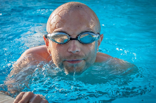 muž s plaveckými brýlemi